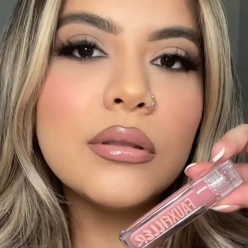 HUDA BEAUTY Faux Filter UUU BABY PLUMPING Lip Gloss (Milky Baby Pink)